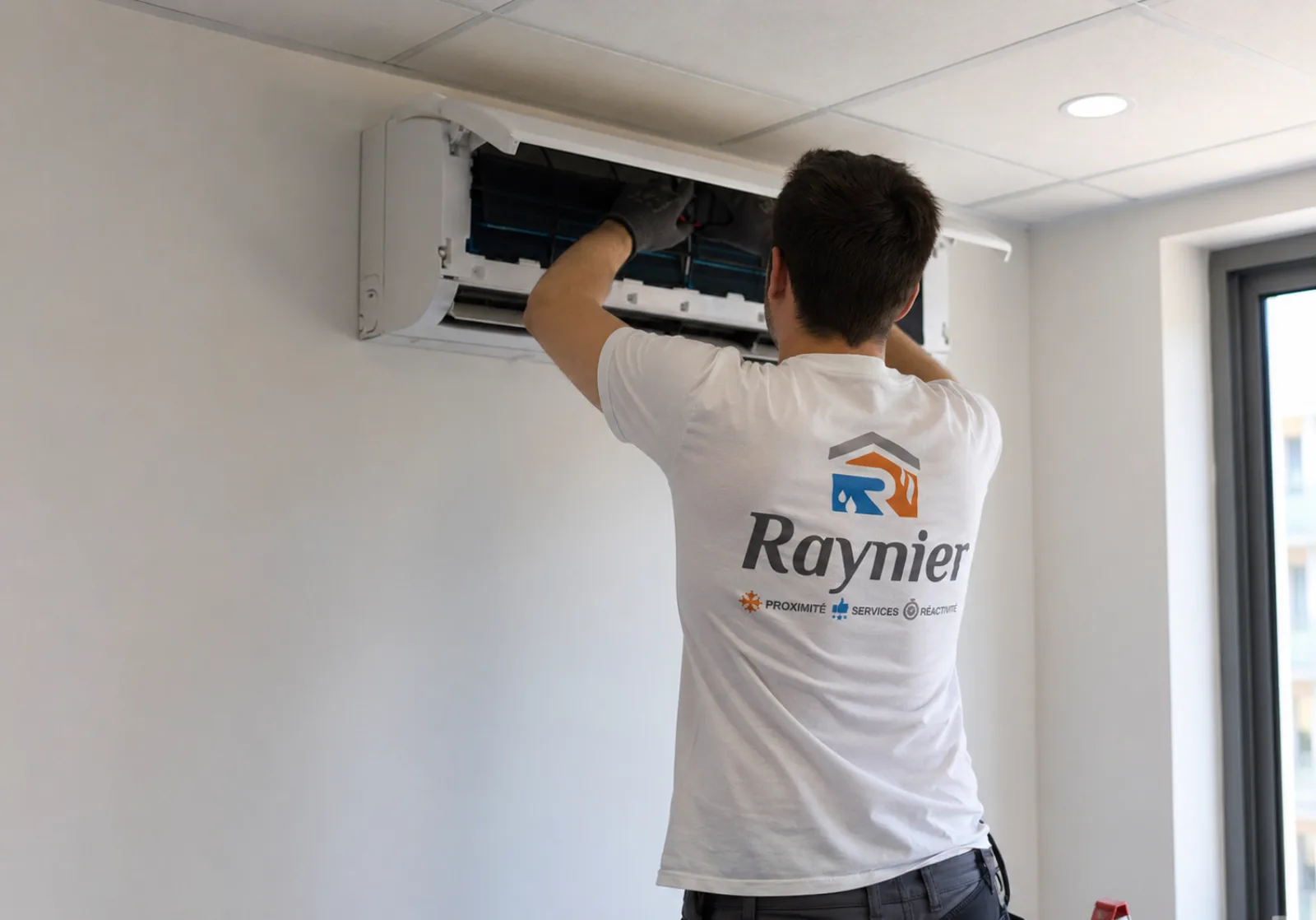 Technicien Raynier réalisant l'entretien réglementaire d'une climatisation murale